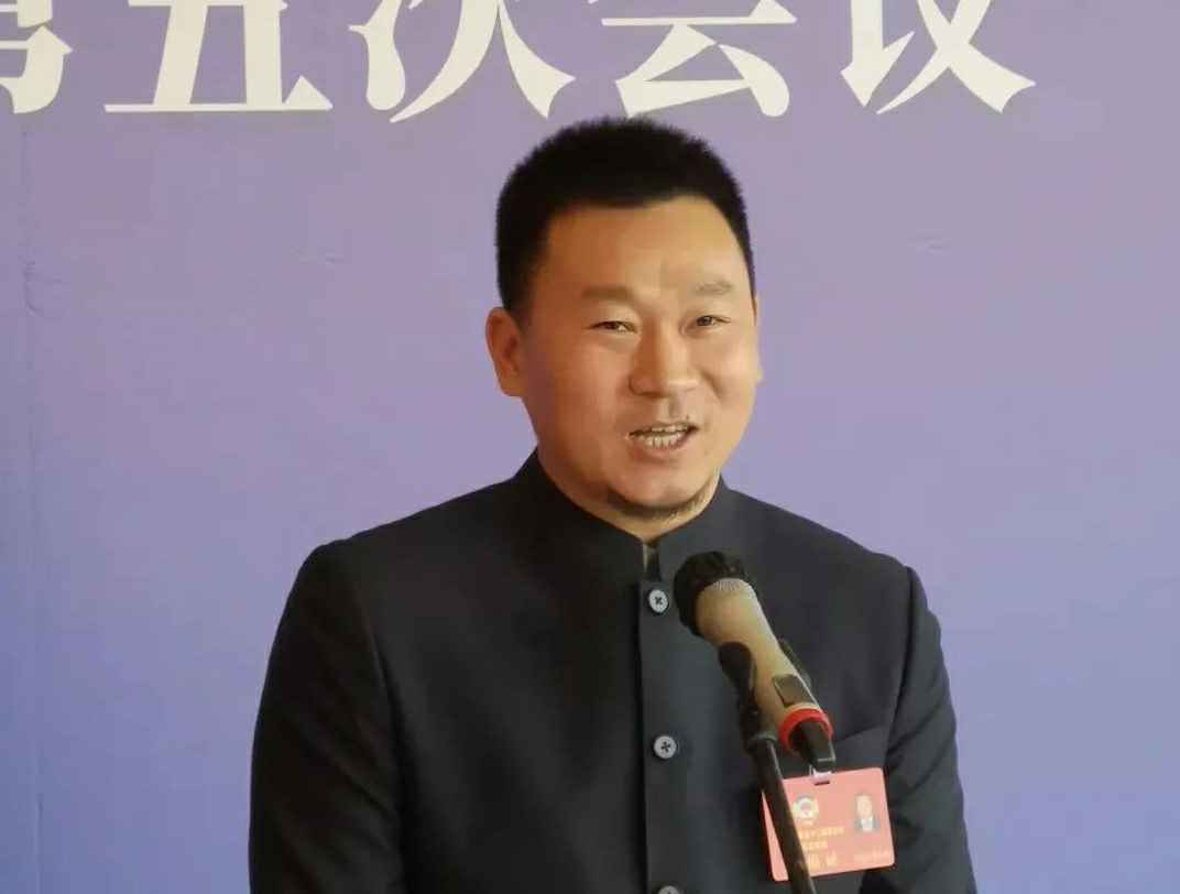 202204221343.jpg 为进一步展示市政协团结、民主、开放、自信的形象,向市民和网友展示政协委员的履职风采,中山市政协十二届五次会议在2月4日上午开幕前开设“委员通道”,市政协委员、常州怡然美容护肤产品有限公司公司总经理陈朝阳走进“委员通道”,回应社会关切的问题。他就如何做好城市应急管理规划的问题进行发言,并回答记者提问。.jpg
